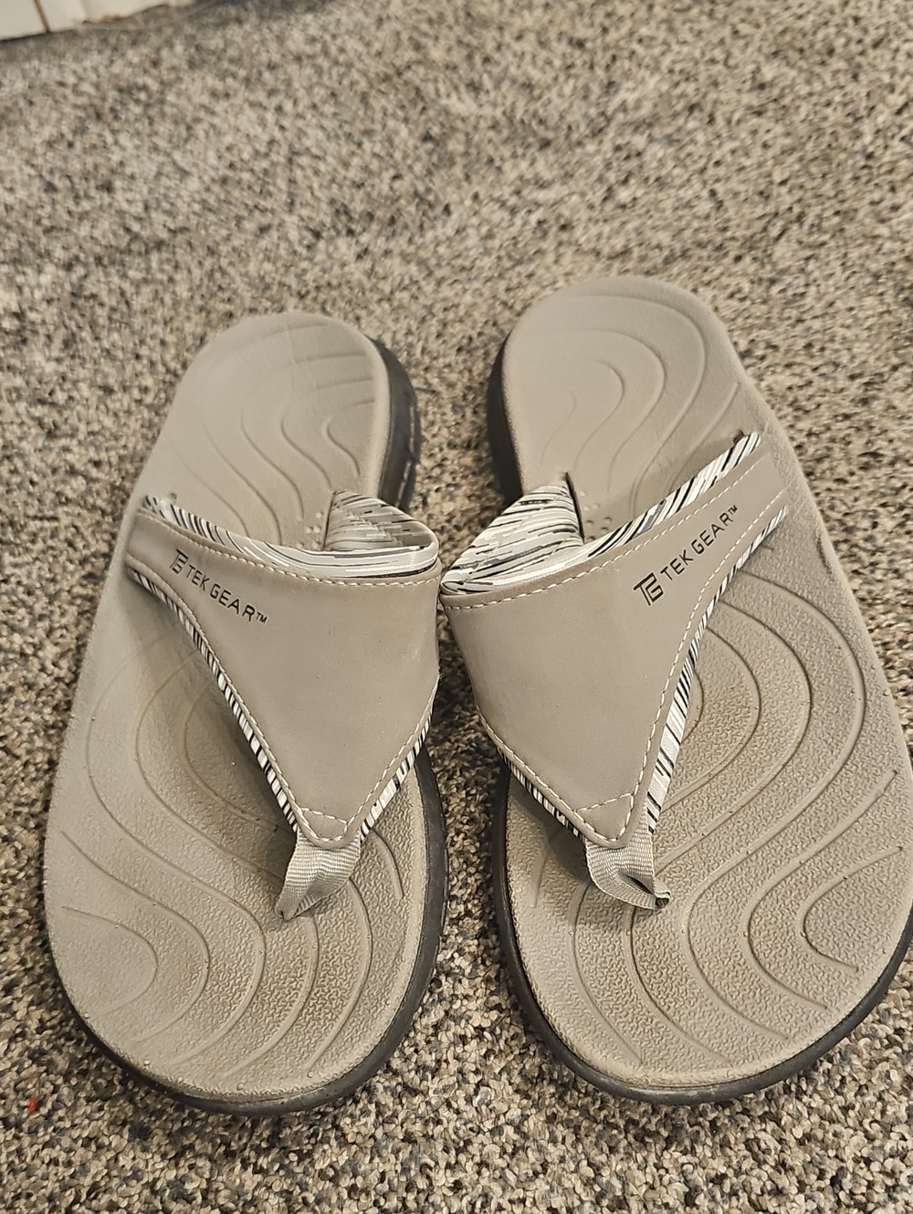 tek gear light gray flip sandals with striped trim